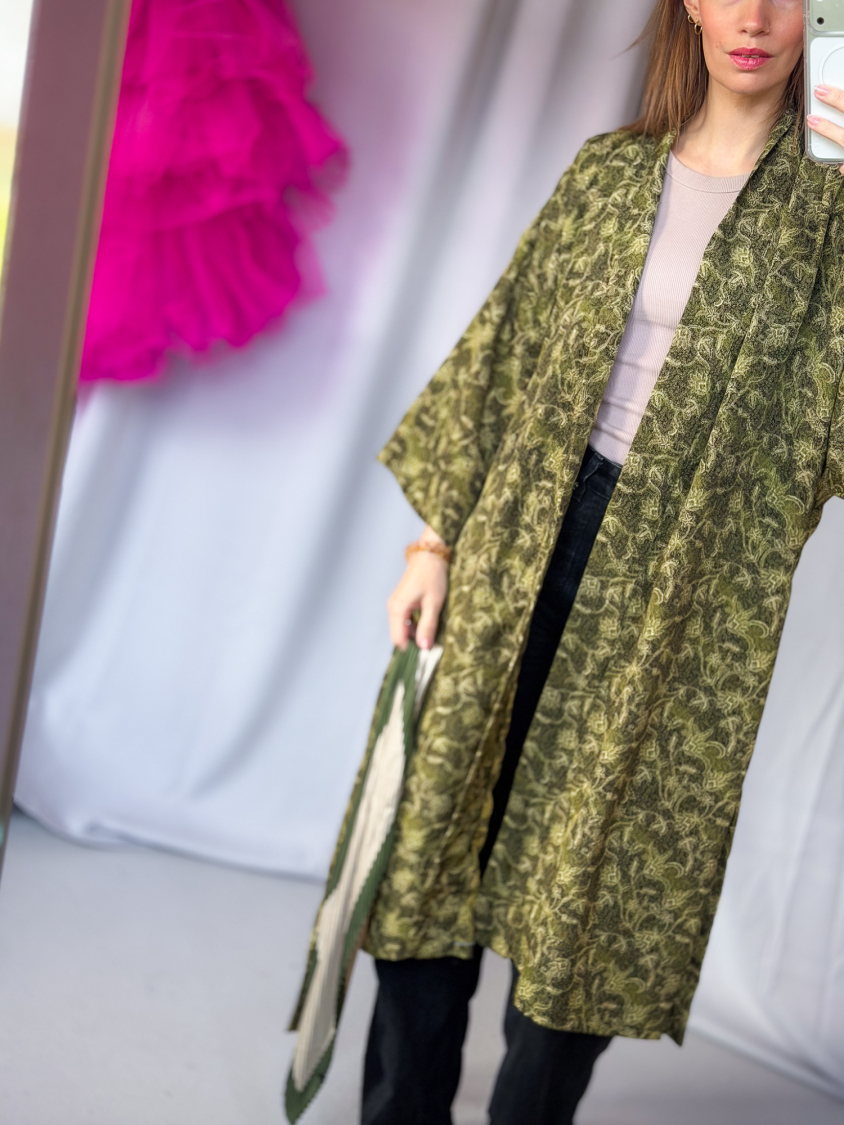 Maria kimono no 412 fra LÉ MOSCH, skøn unik kimono med fint print, anvendelig kimono i et fint farverigt mønster, 