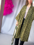 Maria kimono no 412 fra LÉ MOSCH, skøn unik kimono med fint print, anvendelig kimono i et fint farverigt mønster, 