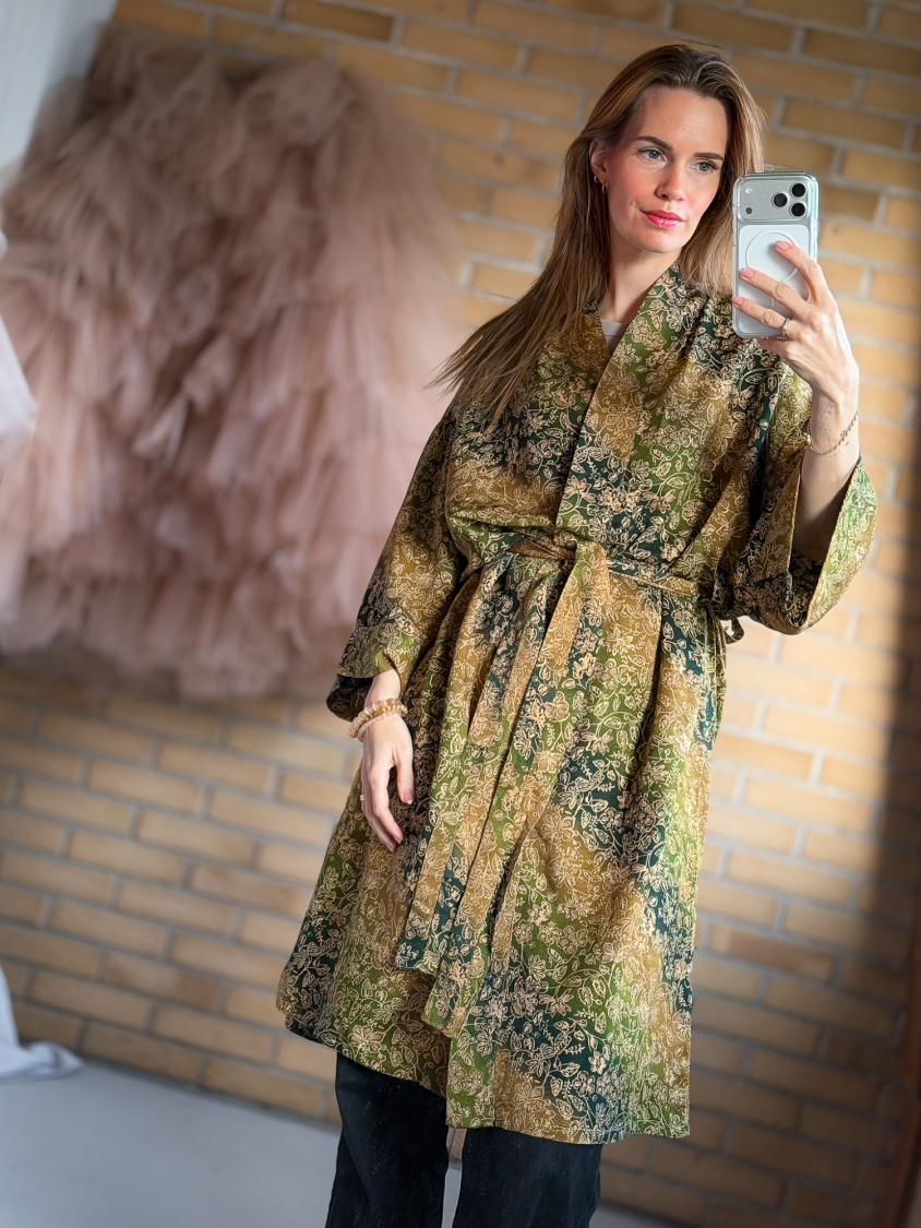 Maria kimono no 413 fra LÉ MOSCH, skøn unik kimono med fint print, anvendelig kimono i et fint farverigt mønster, 