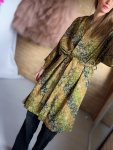 Maria kimono no 413 fra LÉ MOSCH, skøn unik kimono med fint print, anvendelig kimono i et fint farverigt mønster, 