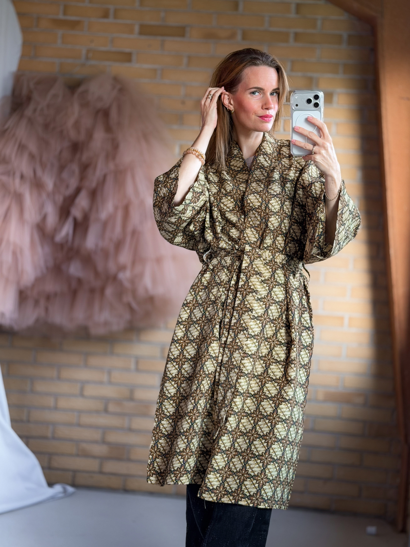Maria kimono no 414 fra LÉ MOSCH, skøn unik kimono med fint print, anvendelig kimono i et fint farverigt mønster, 