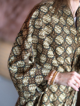 Maria kimono no 414 fra LÉ MOSCH, skøn unik kimono med fint print, anvendelig kimono i et fint farverigt mønster, 