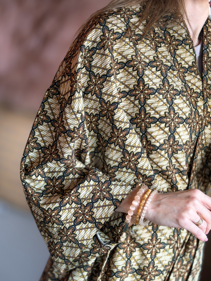 Maria kimono no 414 fra LÉ MOSCH, skøn unik kimono med fint print, anvendelig kimono i et fint farverigt mønster, 