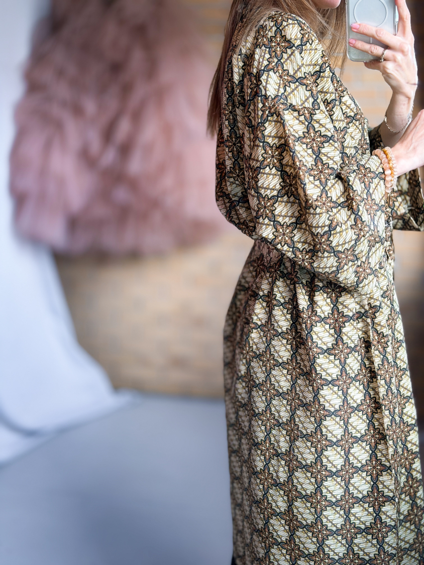Maria kimono no 414 fra LÉ MOSCH, skøn unik kimono med fint print, anvendelig kimono i et fint farverigt mønster, 