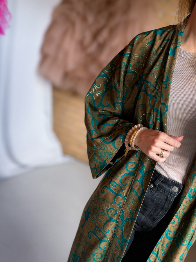 Maria kimono no 415 fra LÉ MOSCH, skøn unik kimono med fint print, anvendelig kimono i et fint farverigt mønster, 