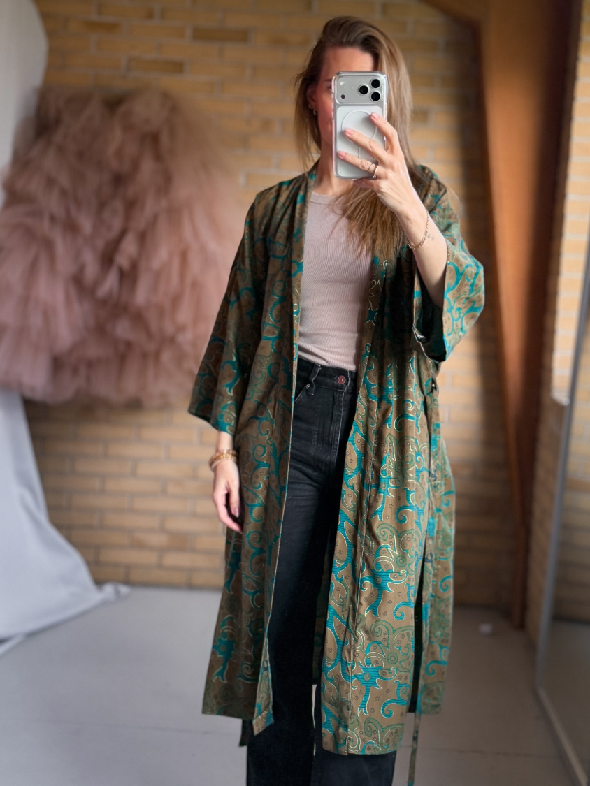 Maria kimono no 415 fra LÉ MOSCH, skøn unik kimono med fint print, anvendelig kimono i et fint farverigt mønster, 
