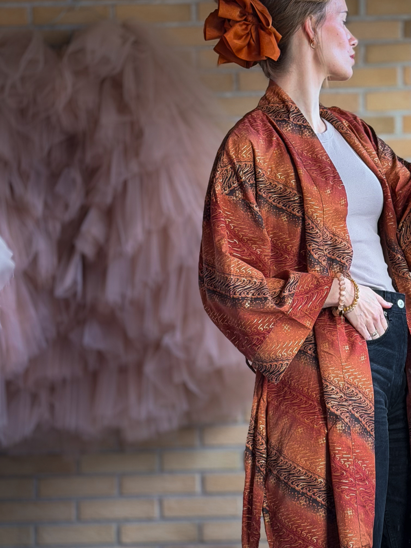 Maria kimono no 416 fra LÉ MOSCH, skøn unik kimono med fint print, anvendelig kimono i et fint farverigt mønster, 
