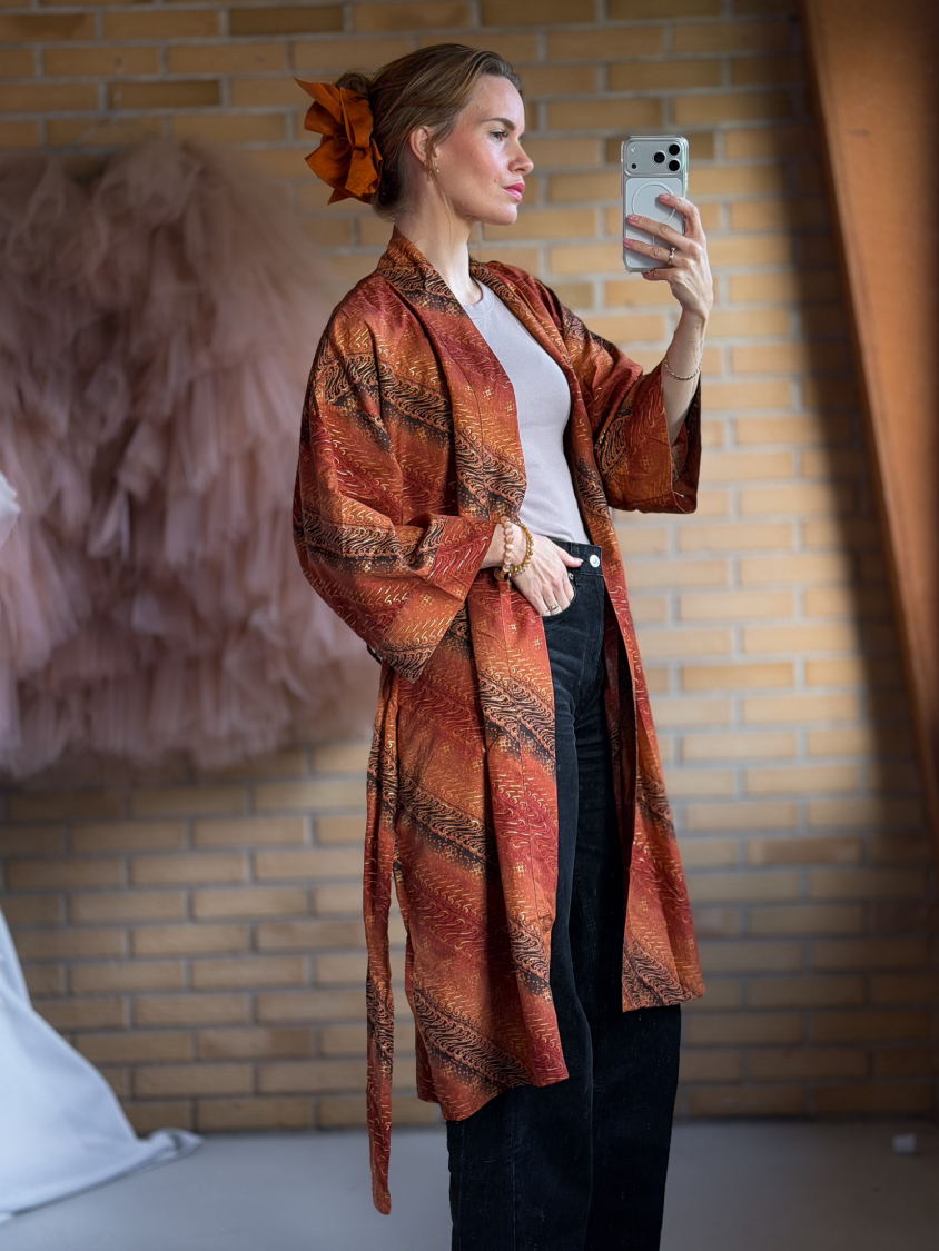 Maria kimono no 416 fra LÉ MOSCH, skøn unik kimono med fint print, anvendelig kimono i et fint farverigt mønster, 
