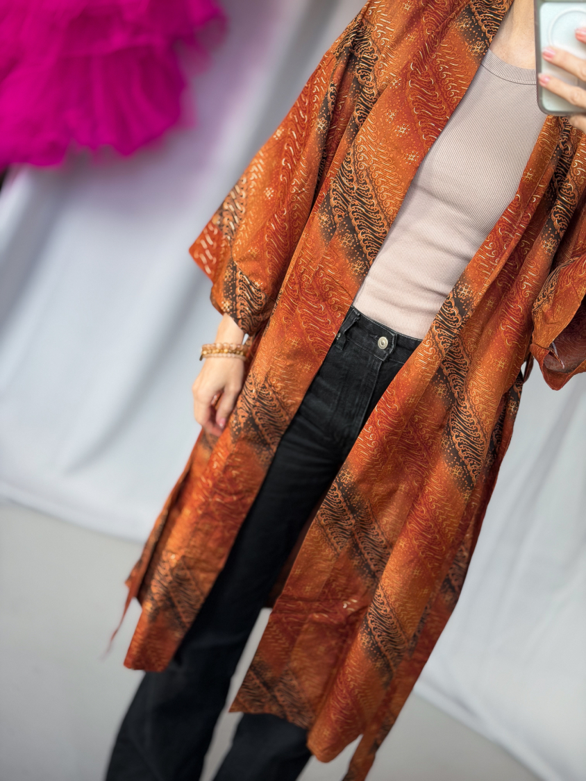 Maria kimono no 416 fra LÉ MOSCH, skøn unik kimono med fint print, anvendelig kimono i et fint farverigt mønster, 