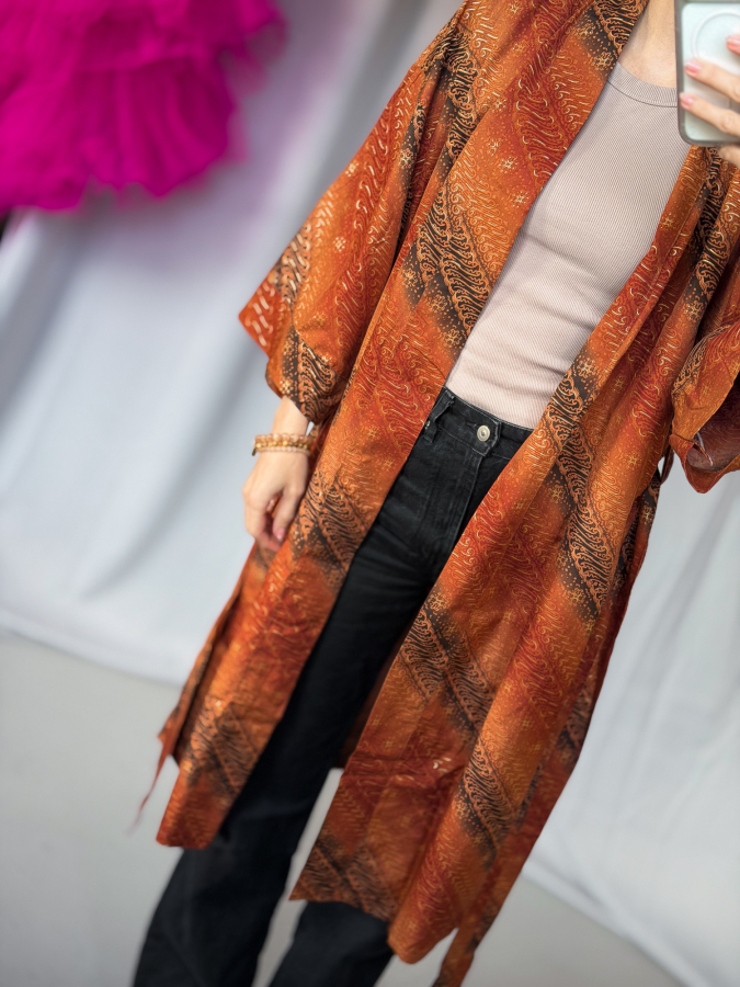 Maria kimono no 416 fra LÉ MOSCH, skøn unik kimono med fint print, anvendelig kimono i et fint farverigt mønster, 