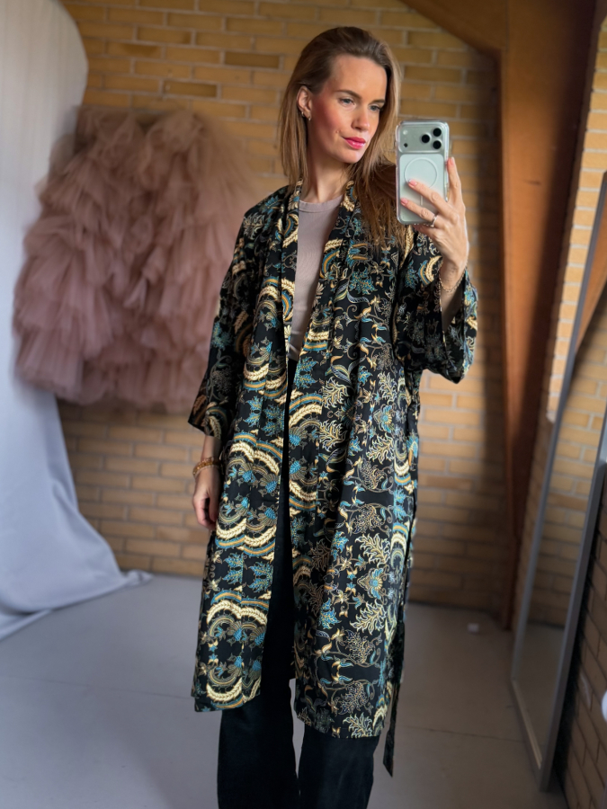 Maria kimono no 417 fra LÉ MOSCH, skøn unik kimono med fint print, anvendelig kimono i et fint farverigt mønster, 