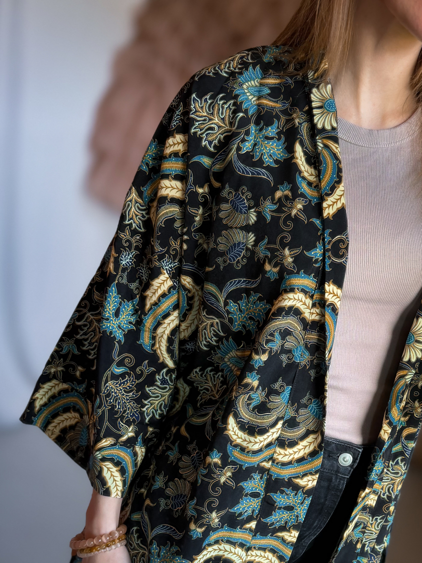 Maria kimono no 417 fra LÉ MOSCH, skøn unik kimono med fint print, anvendelig kimono i et fint farverigt mønster, 