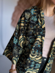 Maria kimono no 417 fra LÉ MOSCH, skøn unik kimono med fint print, anvendelig kimono i et fint farverigt mønster, 