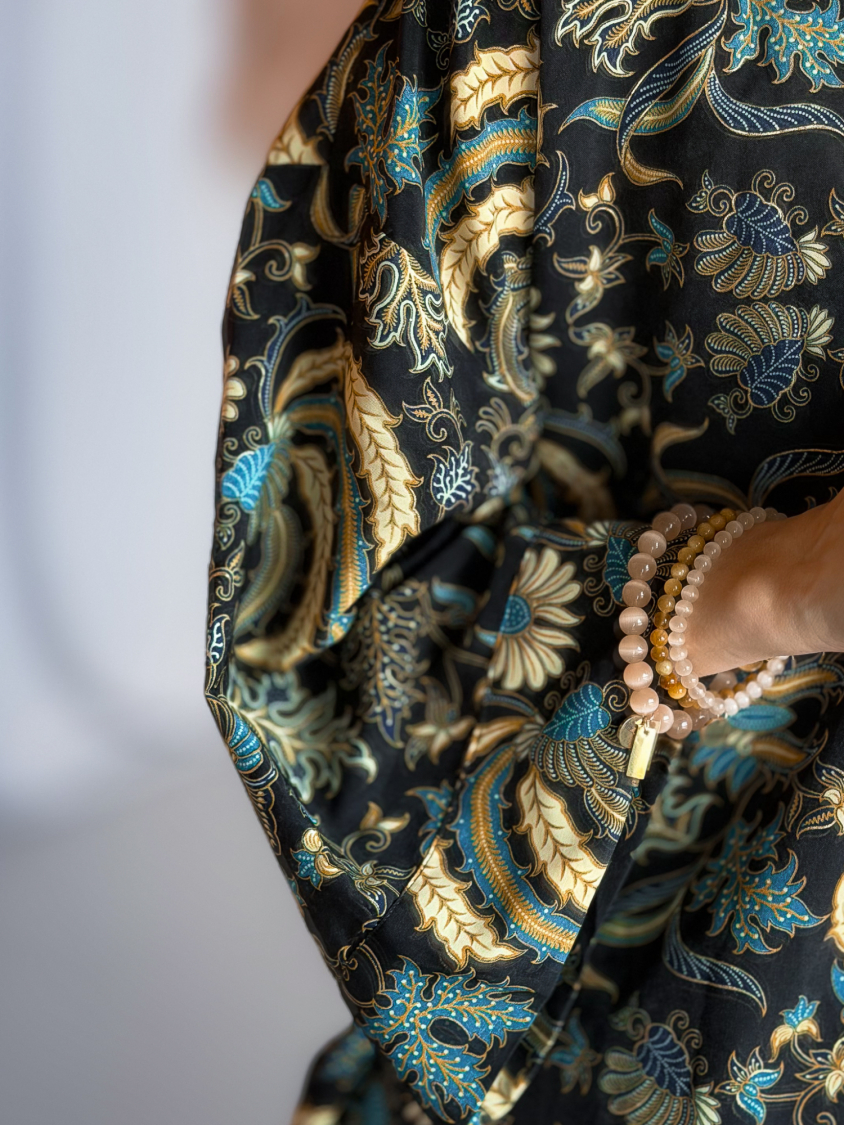 Maria kimono no 417 fra LÉ MOSCH, skøn unik kimono med fint print, anvendelig kimono i et fint farverigt mønster, 