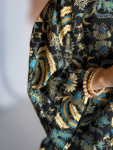 Maria kimono no 417 fra LÉ MOSCH, skøn unik kimono med fint print, anvendelig kimono i et fint farverigt mønster, 