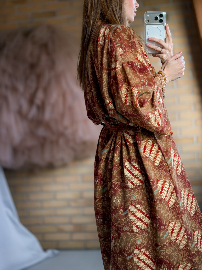 Maria kimono no 418 fra LÉ MOSCH, skøn unik kimono med fint print, anvendelig kimono i et fint farverigt mønster, 