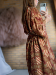Maria kimono no 418 fra LÉ MOSCH, skøn unik kimono med fint print, anvendelig kimono i et fint farverigt mønster, 