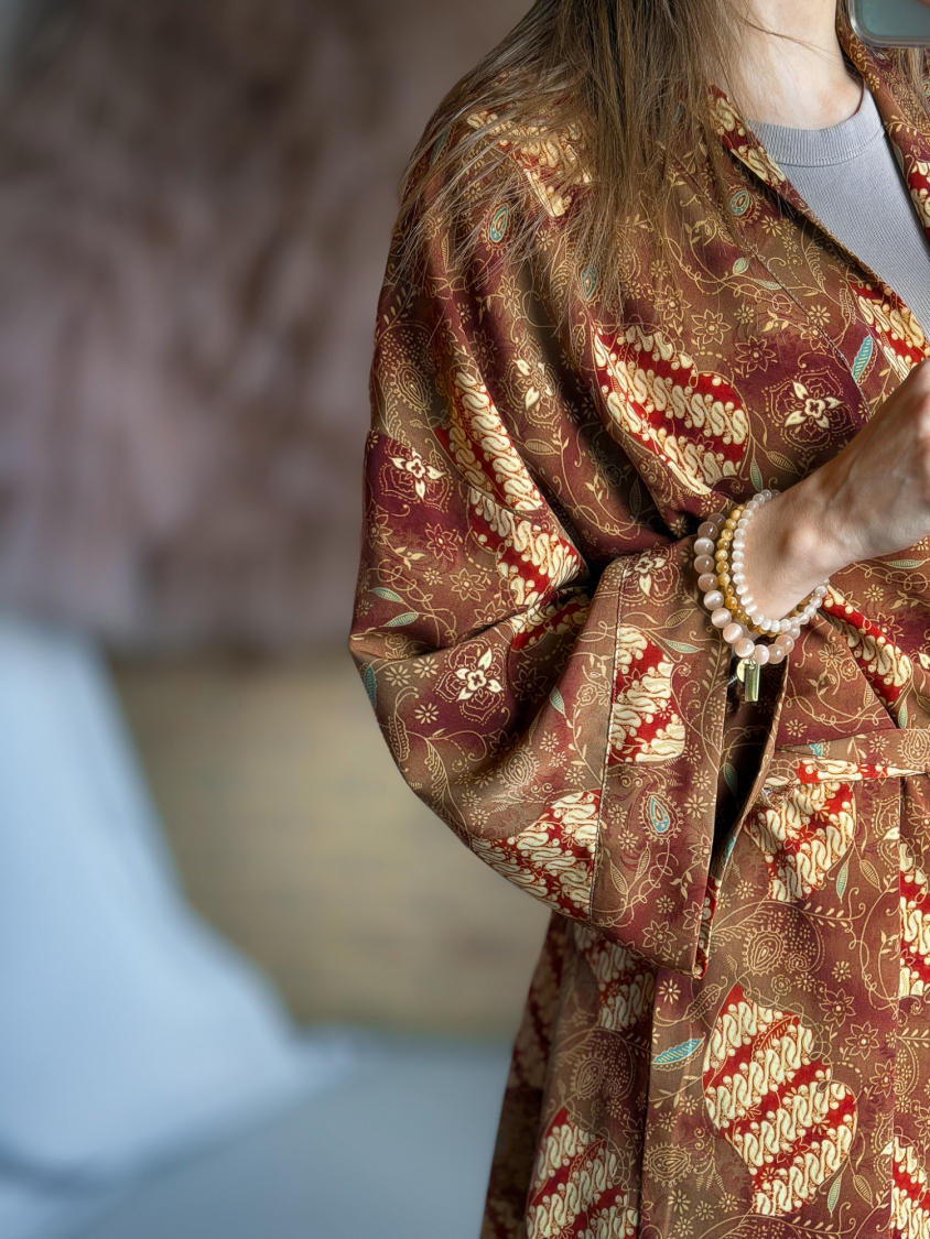 Maria kimono no 418 fra LÉ MOSCH, skøn unik kimono med fint print, anvendelig kimono i et fint farverigt mønster, 