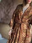 Maria kimono no 418 fra LÉ MOSCH, skøn unik kimono med fint print, anvendelig kimono i et fint farverigt mønster, 