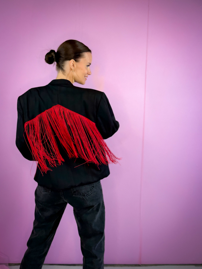 Vintage Vibes kort blazer med røde frynser – No 298 fra LÉ MOSCH, kort blazer med diskrete striber, cool dobbeltradet kort blazer med frynser,  