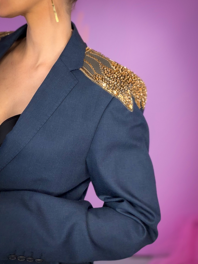 Vintage Vibes blå blazer med pailletter og bælte – No 299 fra LÉ MOSCH, unik og anderledes blazer med bælte og pailletter, fin slim fit secondhand jakke med et twist, 
