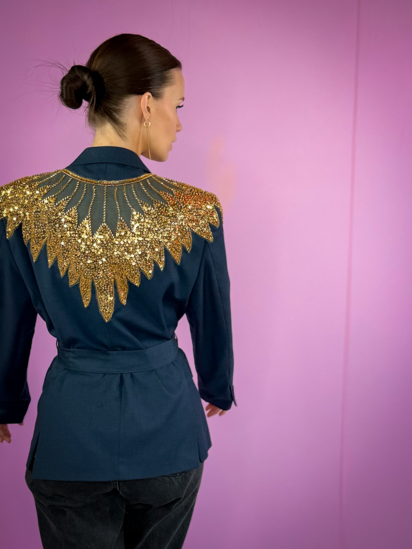 Vintage Vibes blå blazer med pailletter og bælte – No 299 fra LÉ MOSCH, unik og anderledes blazer med bælte og pailletter, fin slim fit secondhand jakke med et twist, 