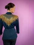 Vintage Vibes blå blazer med pailletter og bælte – No 299 fra LÉ MOSCH, unik og anderledes blazer med bælte og pailletter, fin slim fit secondhand jakke med et twist, 