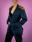 Vintage Vibes blå blazer med pailletter og bælte – No 299 fra LÉ MOSCH, unik og anderledes blazer med bælte og pailletter, fin slim fit secondhand jakke med et twist, 