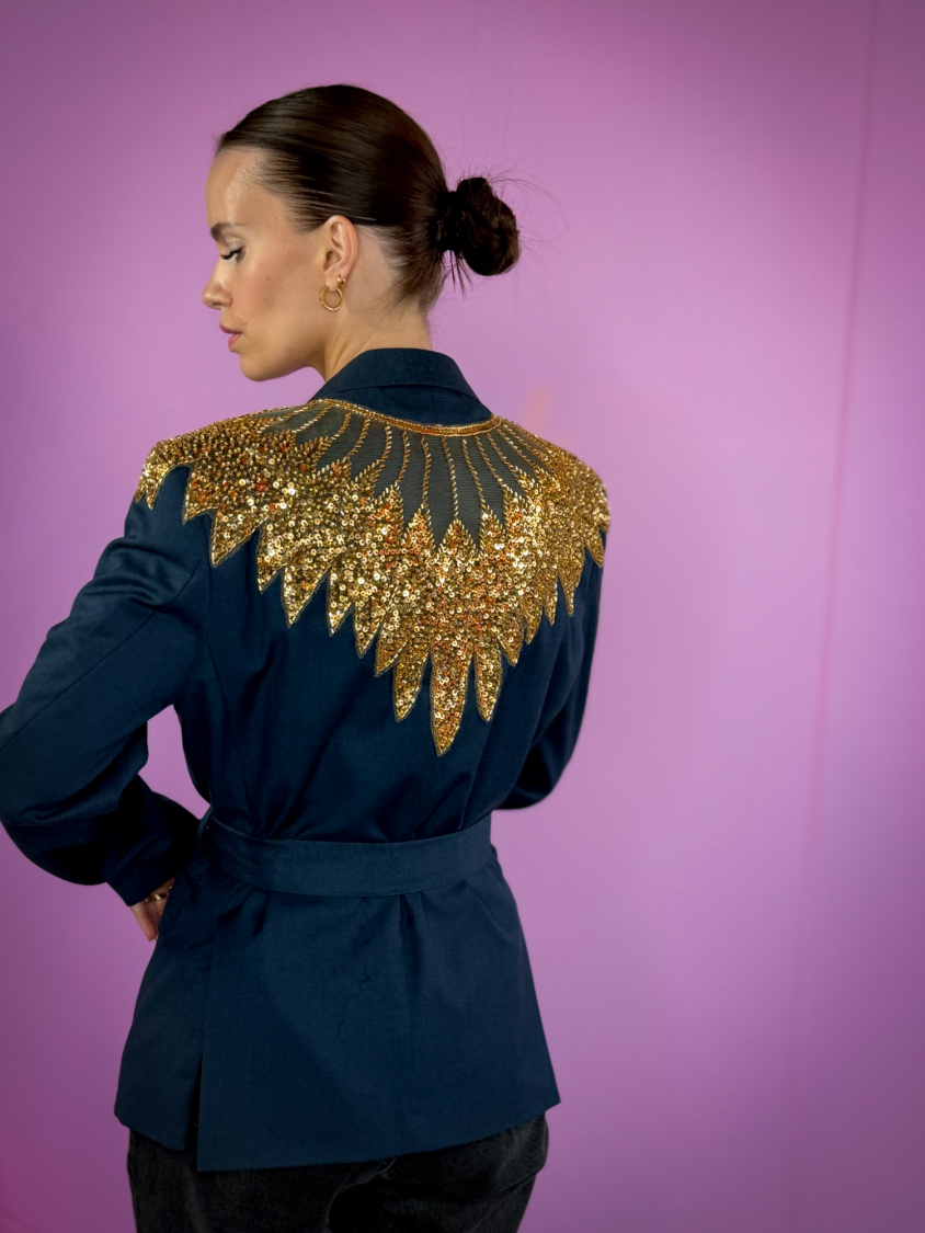 Vintage Vibes blå blazer med pailletter og bælte – No 299 fra LÉ MOSCH, unik og anderledes blazer med bælte og pailletter, fin slim fit secondhand jakke med et twist, 
