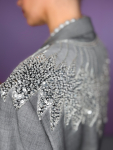 Vintage Vibes grå blazer med pailletter – No 300 fra LÉ MOSCH, fin lysegrå blazer med sølvfarvede pailletter, skøn redesignet secondhand blazer med pailletter, 