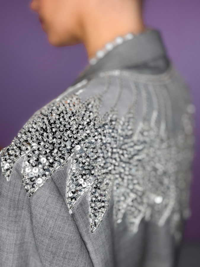 Vintage Vibes grå blazer med pailletter – No 300 fra LÉ MOSCH, fin lysegrå blazer med sølvfarvede pailletter, skøn redesignet secondhand blazer med pailletter, 