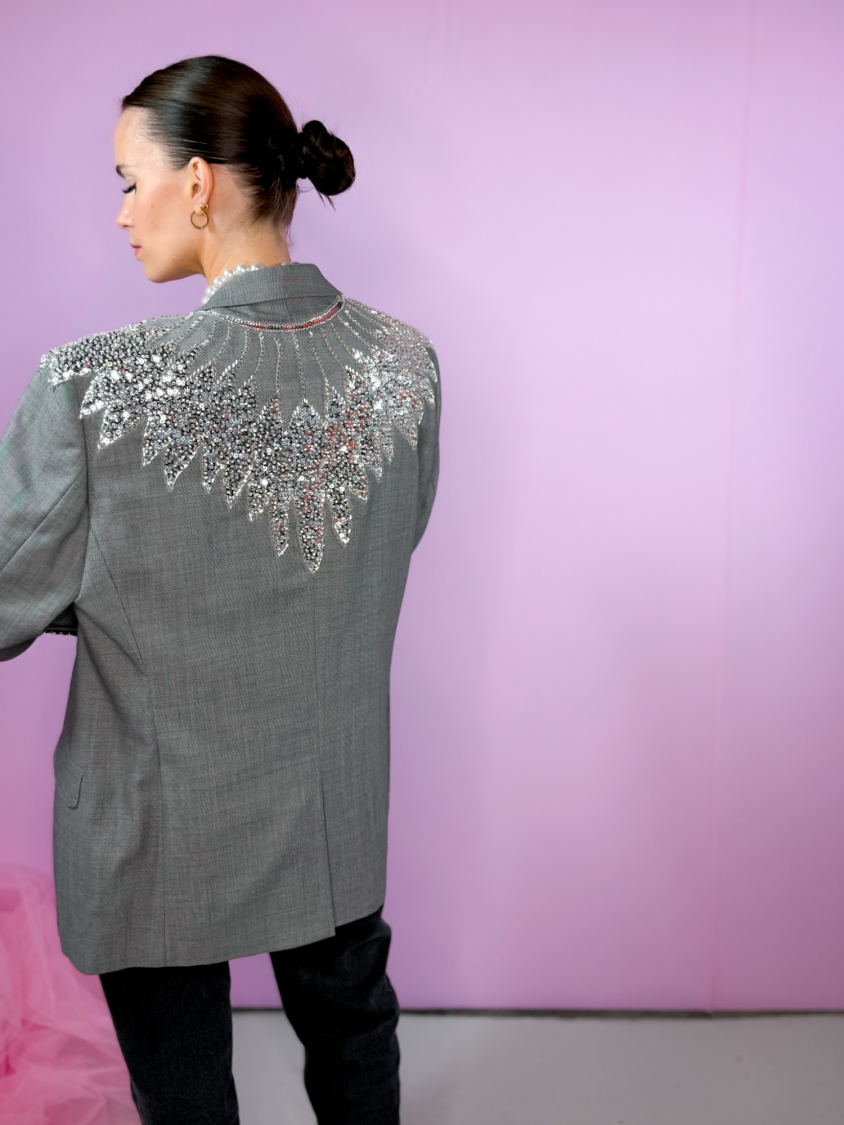 Vintage Vibes grå blazer med pailletter – No 300 fra LÉ MOSCH, fin lysegrå blazer med sølvfarvede pailletter, skøn redesignet secondhand blazer med pailletter, 