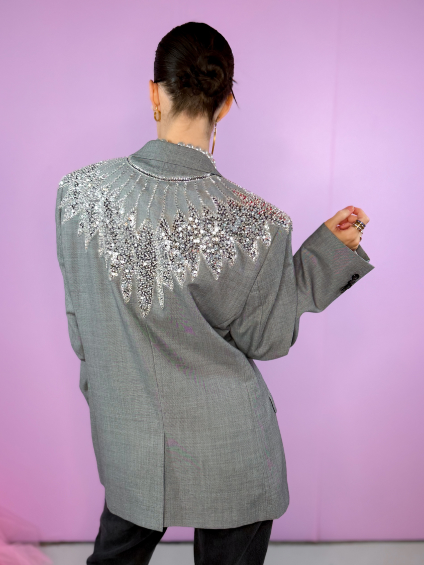 Vintage Vibes grå blazer med pailletter – No 300 fra LÉ MOSCH, fin lysegrå blazer med sølvfarvede pailletter, skøn redesignet secondhand blazer med pailletter, 