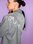 Vintage Vibes grå blazer med pailletter – No 300 fra LÉ MOSCH, fin lysegrå blazer med sølvfarvede pailletter, skøn redesignet secondhand blazer med pailletter, 