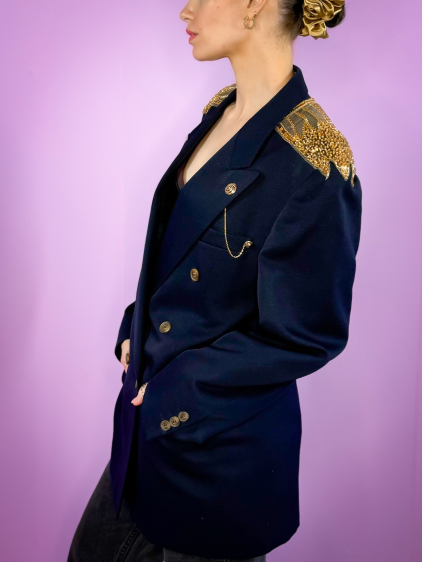 Vintage Vibes navy blazer med pailletter – No 301 fra LÉ MOSCH, cool navy blazer med pailletter, dobbeltradet redesignet secondhand blazer med gyldne pailletter, 