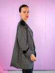 Vintage Vibes blazer med skulderpynt og blonder – No 303 fra LÉ MOSCH, iøjnefaldende og sej jakke med pynt og blonder, fin secondhand blazer jakke med et twist, 