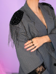 Vintage Vibes blazer med skulderpynt og blonder – No 303 fra LÉ MOSCH, iøjnefaldende og sej jakke med pynt og blonder, fin secondhand blazer jakke med et twist, 