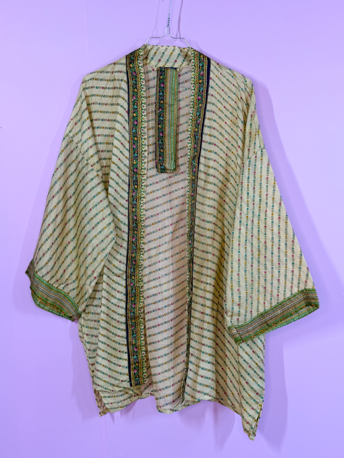 Monya Silkemix kimono no 1772 fra LÉ MOSCH, silkemix kimono syet i Indien, unik kort kimono i fine farver,  