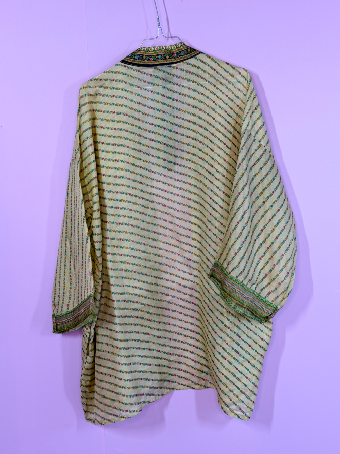 Monya Silkemix kimono no 1772 fra LÉ MOSCH, silkemix kimono syet i Indien, unik kort kimono i fine farver,  