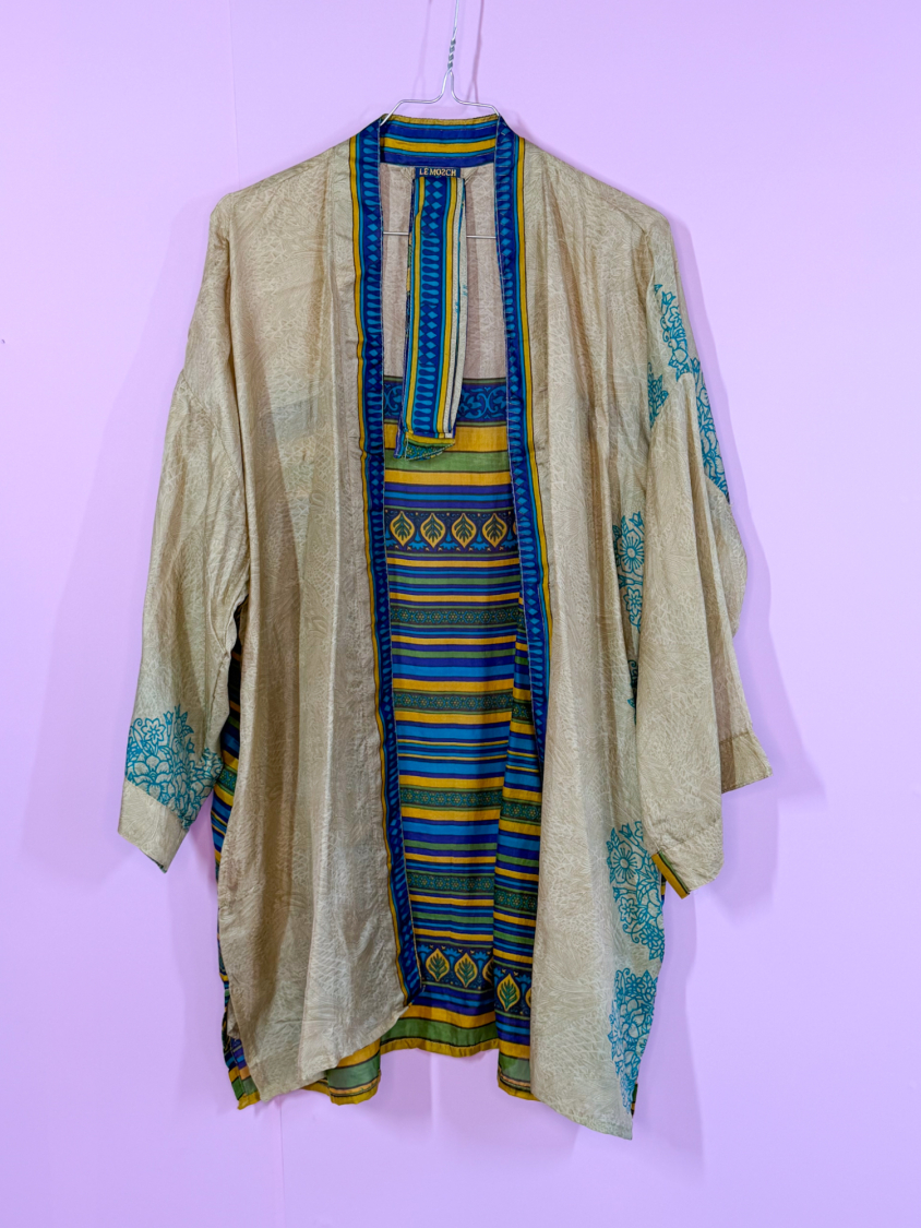 Monya Silkemix kimono no 1773 fra LÉ MOSCH, silkemix kimono syet i Indien, unik kort kimono i fine farver,  