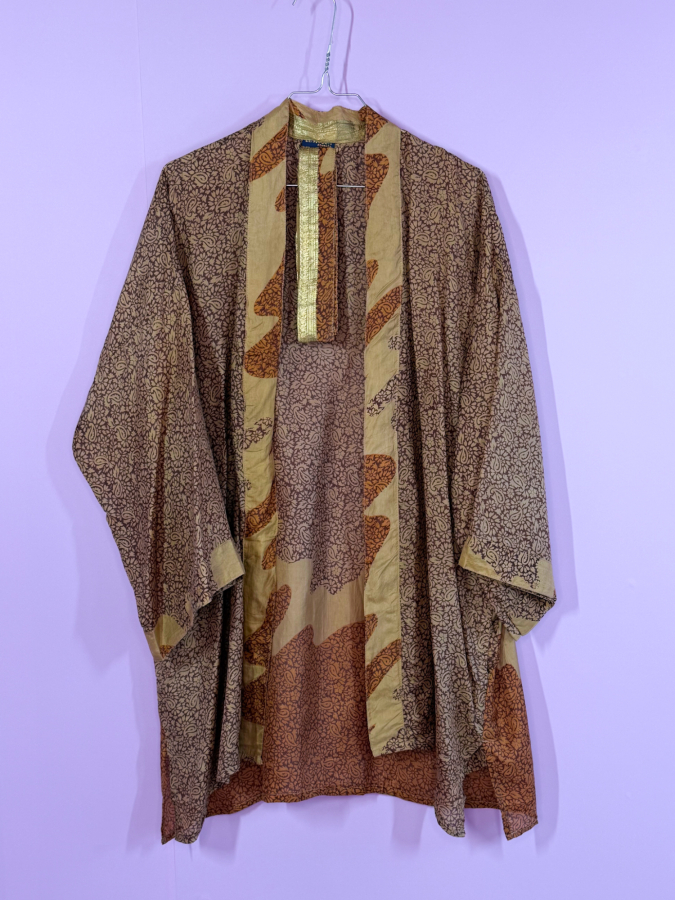 Monya Silkemix kimono no 1777 fra LÉ MOSCH, silkemix kimono syet i Indien, unik kort kimono i fine farver,  