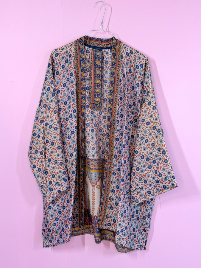 Monya Silkemix kimono no 1785 fra LÉ MOSCH, silkemix kimono syet i Indien, unik kort kimono i fine farver,  