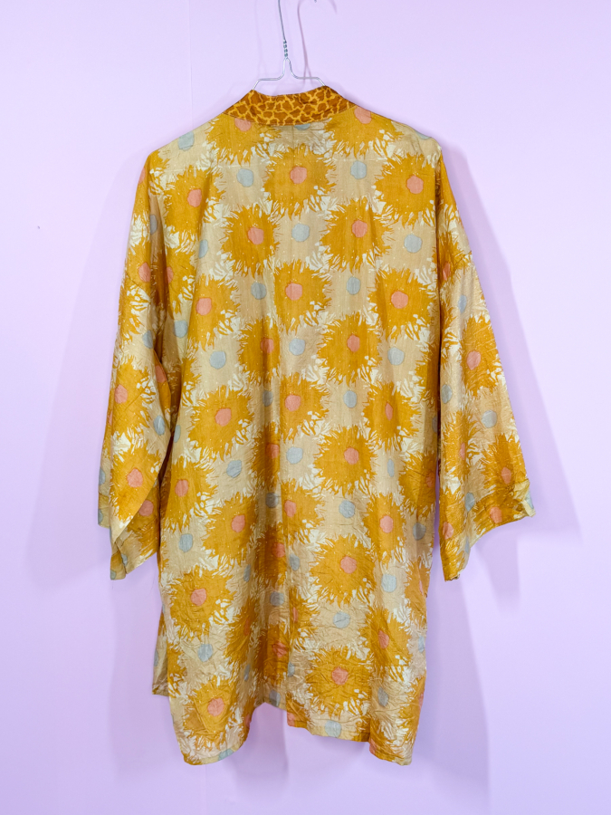 Monya Silkemix kimono no 1797 fra LÉ MOSCH, silkemix kimono syet i Indien, unik kort kimono i fine farver, 